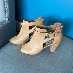 Steve Madden tan peep-toe shoes. In perfect condition, they are too big on me.